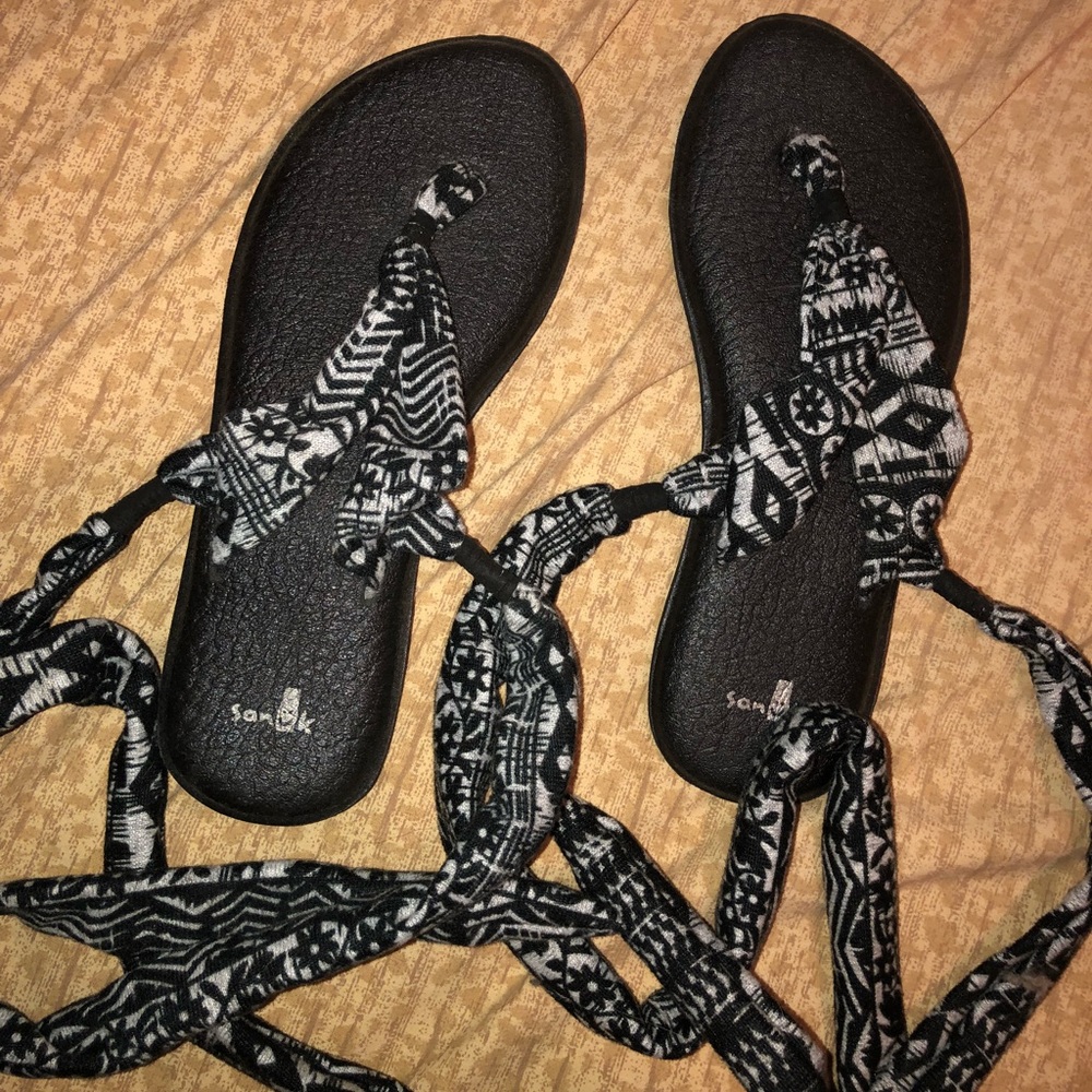 Sanuk tie up sandals